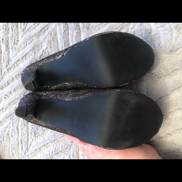 Gold and black stilettos - Picture 4 of 4